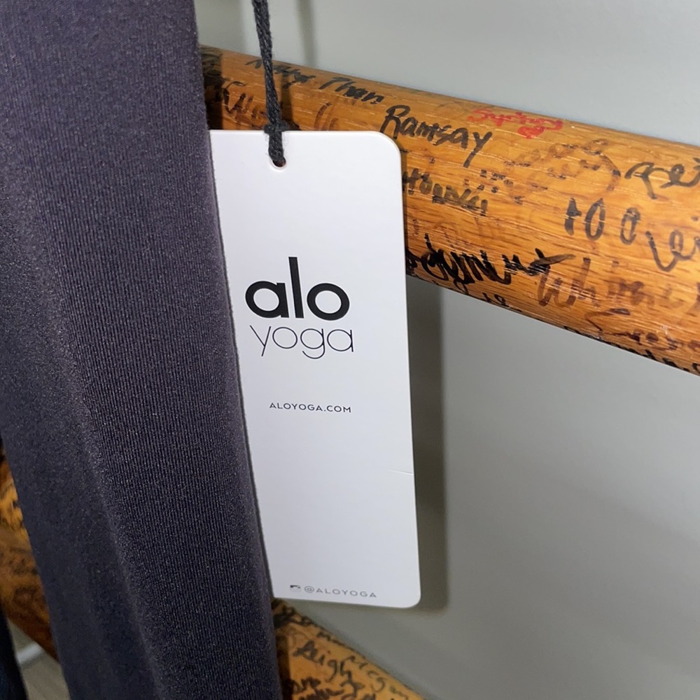 ALO Yoga leggings - Picture 3 of 4
